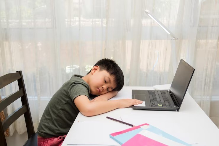 anak menolak kerjakan PR, anak malas belajar, tips mendampingi anak belajar, anak takut dimarahi saat belajar, parenting empatik, motivasi belajar anak, ibupedia parenting